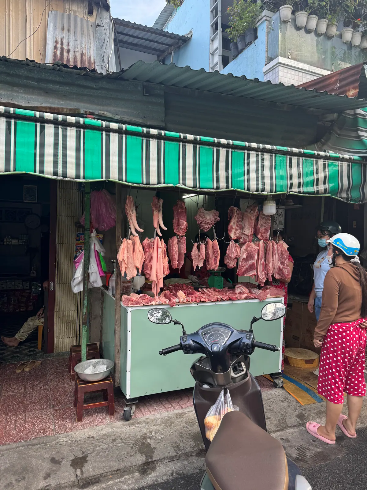 Khách tấp xe máy ngay trước sạp thịt để mua