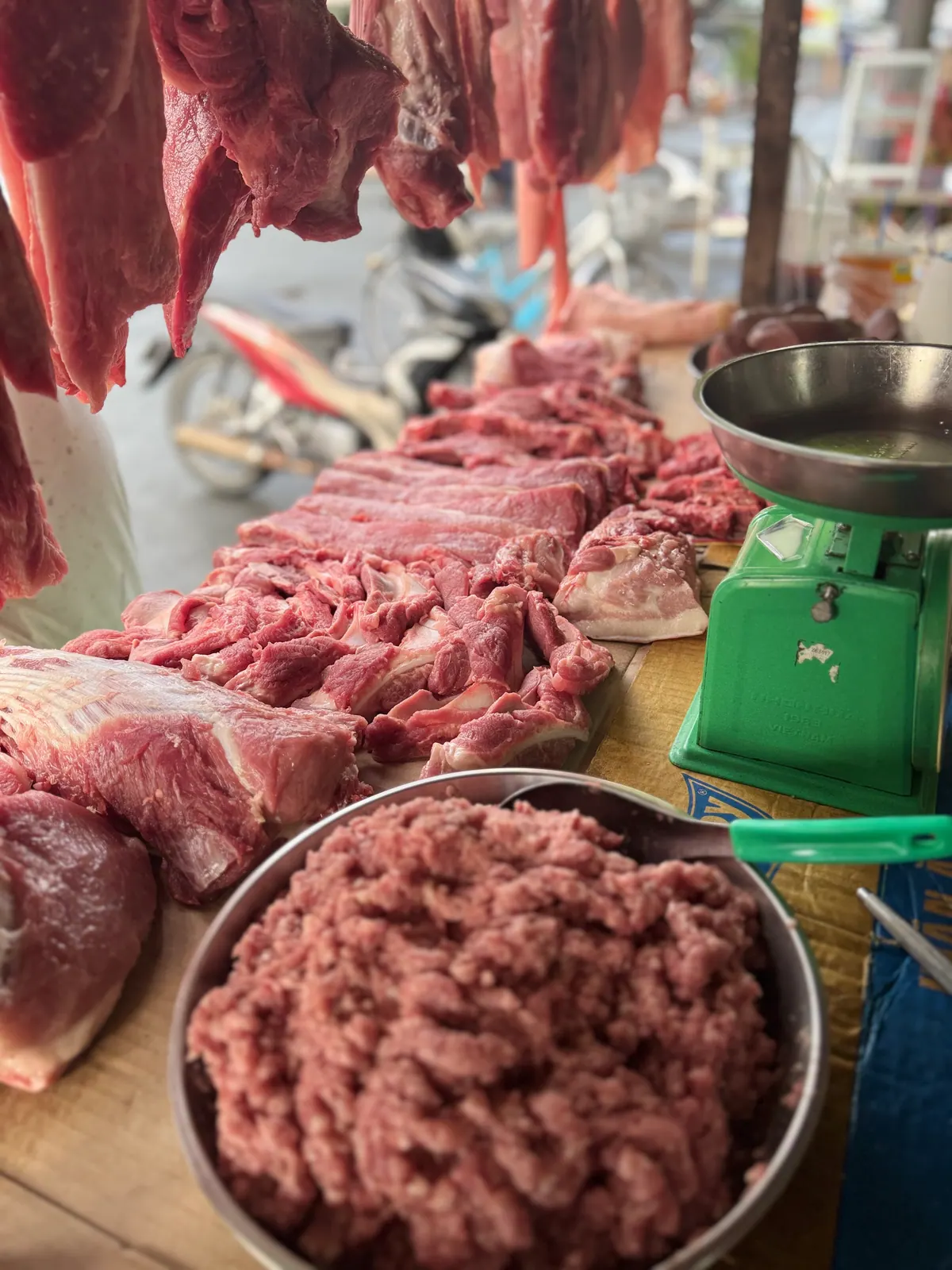 Thau thịt heo xay và sườn non tươi tại sạp